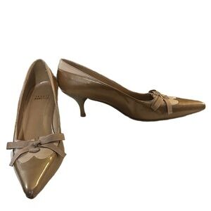 Stuart Weitzman Women’s Size 7.5 Taupe Leather Scalloped Bow Heels